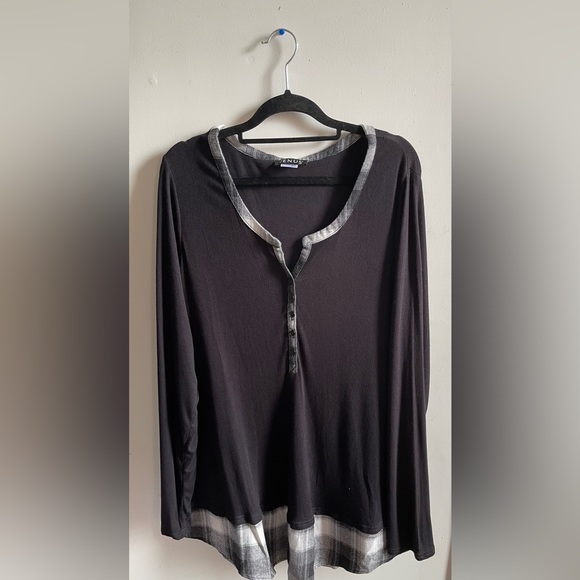 VENUS Tops - NWOT: A long sleeve Venus black shirt.